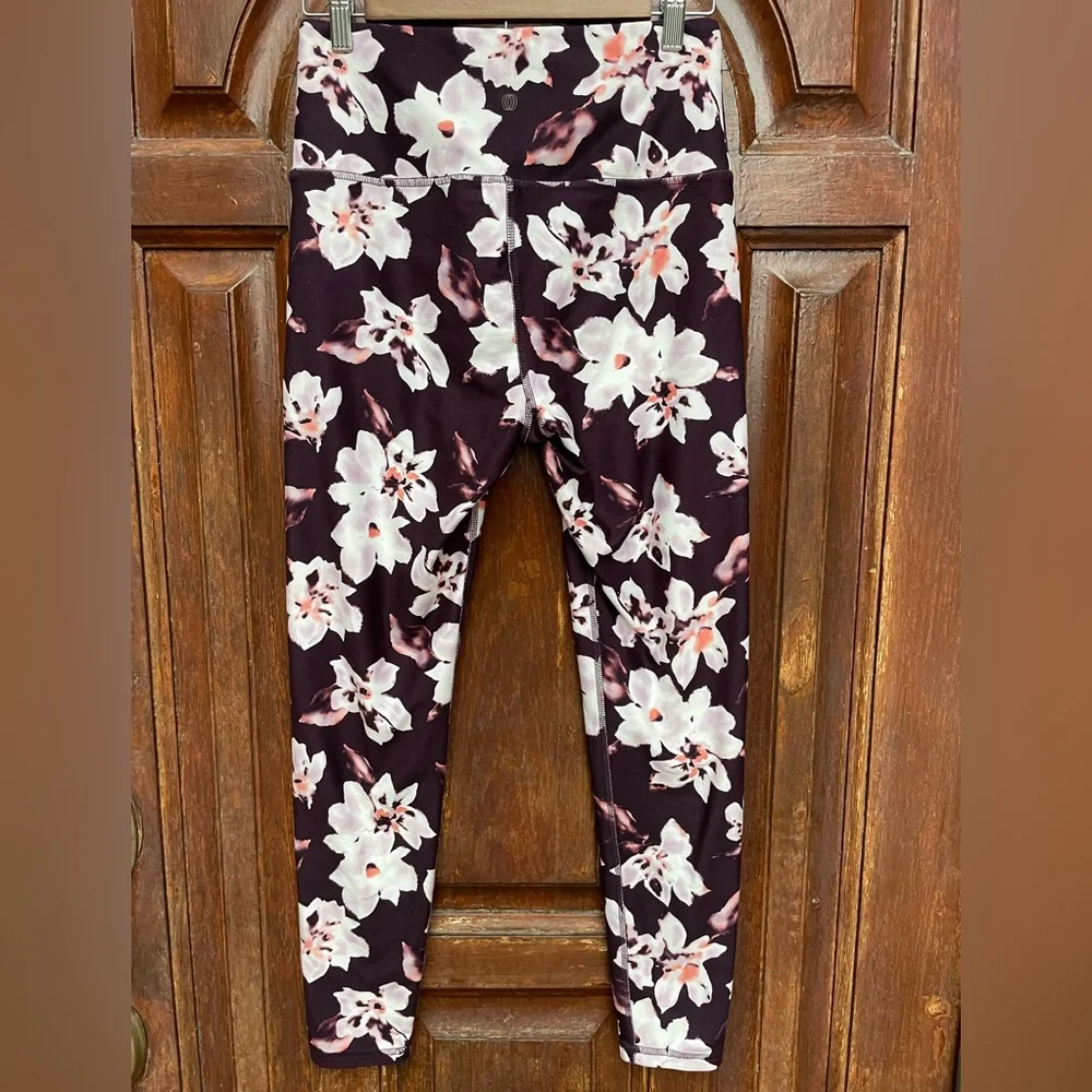 đźŤ2/$45~NWOT Balance Collection Wild Plum Floral Leggings~Large - Picture 4 of 11